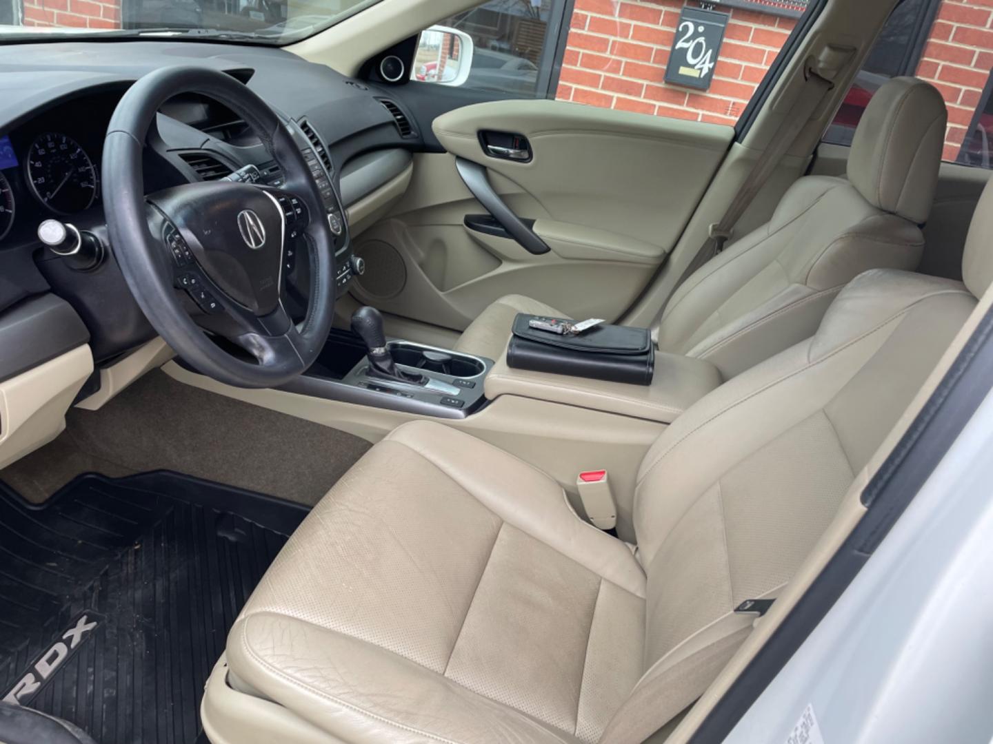 2014 Acura RDX 6-Spd AT (5J8TB3H3XEL) with an 2.3L L4 DOHC 16V engine, 6-Speed Automatic transmission, located at 204 Hwy. 16 East, Carthage, MS, 39051, (601) 267-7277, 0.000000, 0.000000 - Photo#4